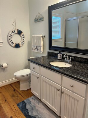 Hair dryer, towels, soap, toilet paper - Cozy 2 bedroom house near the Marina charming Sea Isle! (Galveston)