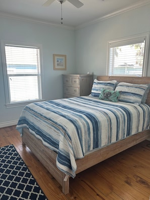 Iron/ironing board, WiFi, bed sheets - Cozy 2 bedroom house near the Marina charming Sea Isle! (Galveston)