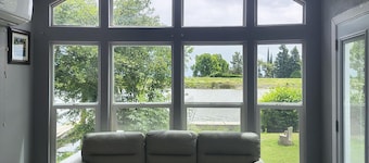 Waterfront Loft Cottage on the Delta - Sleeps 5 - Fishing at Snug Harbor