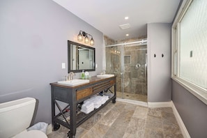 Bathroom - Luxury Downtown Niagara falls Retreat I 3 Bedrooms. Balcony. Private Patio (Niagara Falls)