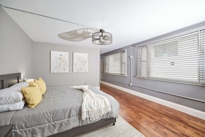 Room - Luxury Downtown Niagara falls Retreat I 3 Bedrooms. Balcony. Private Patio (Niagara Falls)
