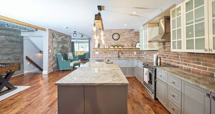 Luxury Downtown Niagara falls Retreat I 3 Bedrooms. Balcony. Private Patio