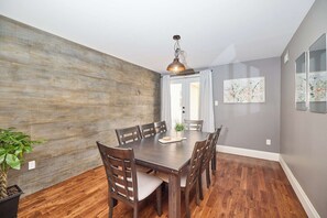 Dining - Luxury Downtown Niagara falls Retreat I 3 Bedrooms. Balcony. Private Patio (Niagara Falls)