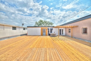 Exterior - Luxury Downtown Niagara falls Retreat I 3 Bedrooms. Balcony. Private Patio (Niagara Falls)