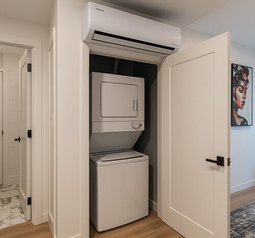 1BR Downtown Atwater Metro! Bold Style & Attitude!