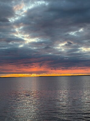 Ruhige Wasseroberfläche, die den Himmel spiegelt.