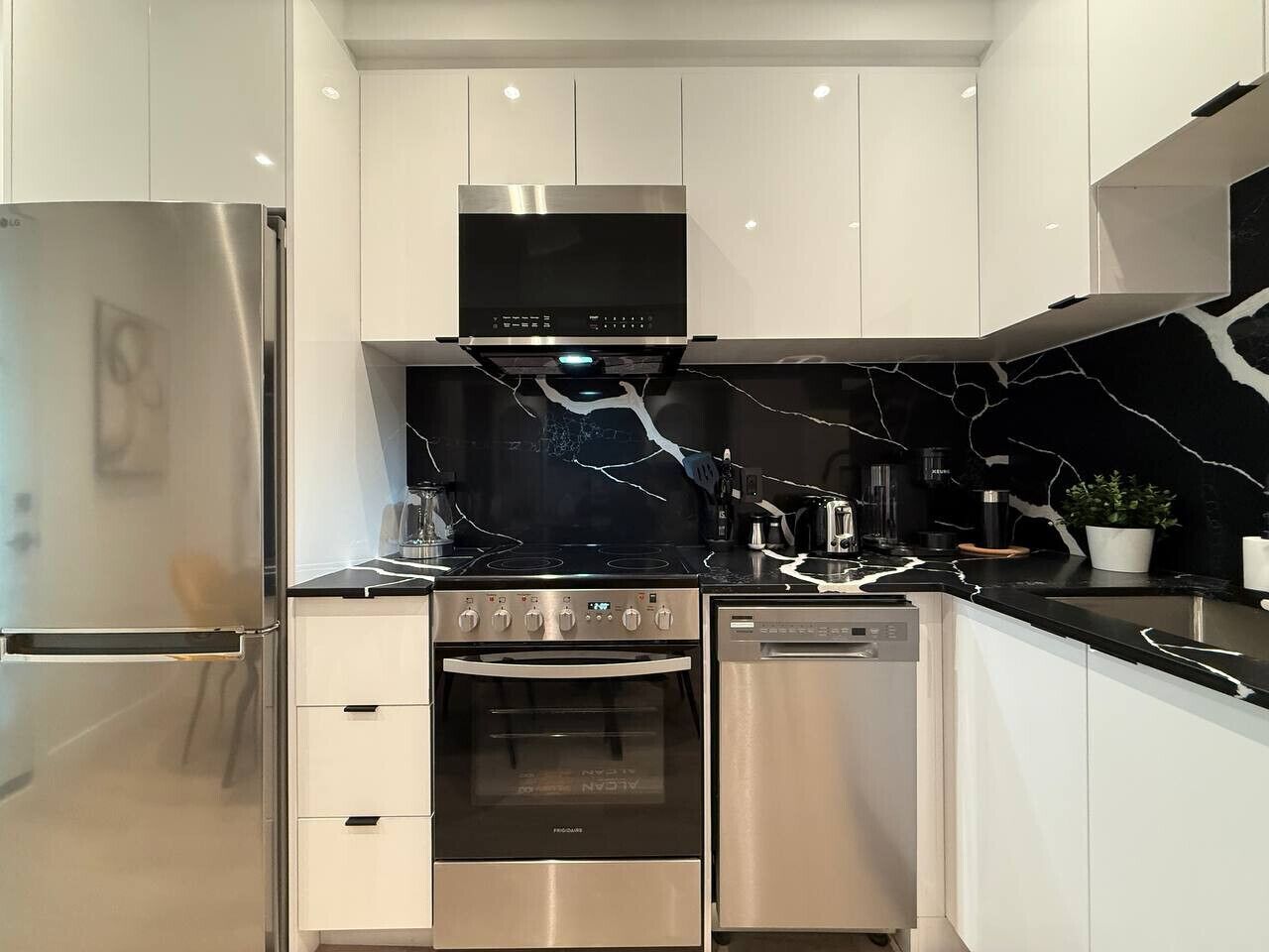 Coffee/tea maker, fridge, microwave, oven