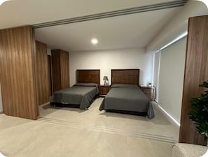 Tabla de planchar con plancha, wifi, ropa de cama