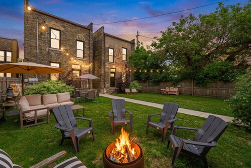 Luxury Condo Garage Backyard MKE, pet-friendly! 5 Minutes to Brewers!