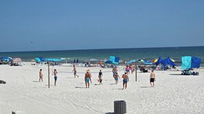 In Strandnähe, Liegestühle, Strandtücher