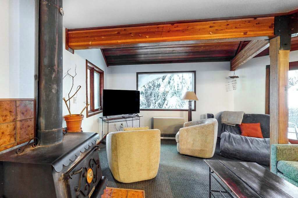 Compton's Chalet | Forest Solarium | Hot Tub - Anchorage, AK