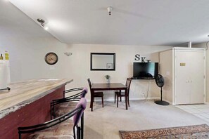 Dining - North #405 | Base Studio | Walk to Lift (Girdwood)