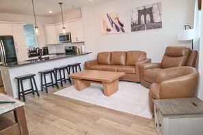 Living area - Bespoke Designer Townhouse Downtown Chattanooga + Free EV Charging (Chattanooga)