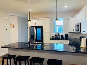 Private kitchen - Bespoke Designer Townhouse Downtown Chattanooga + Free EV Charging (Chattanooga)