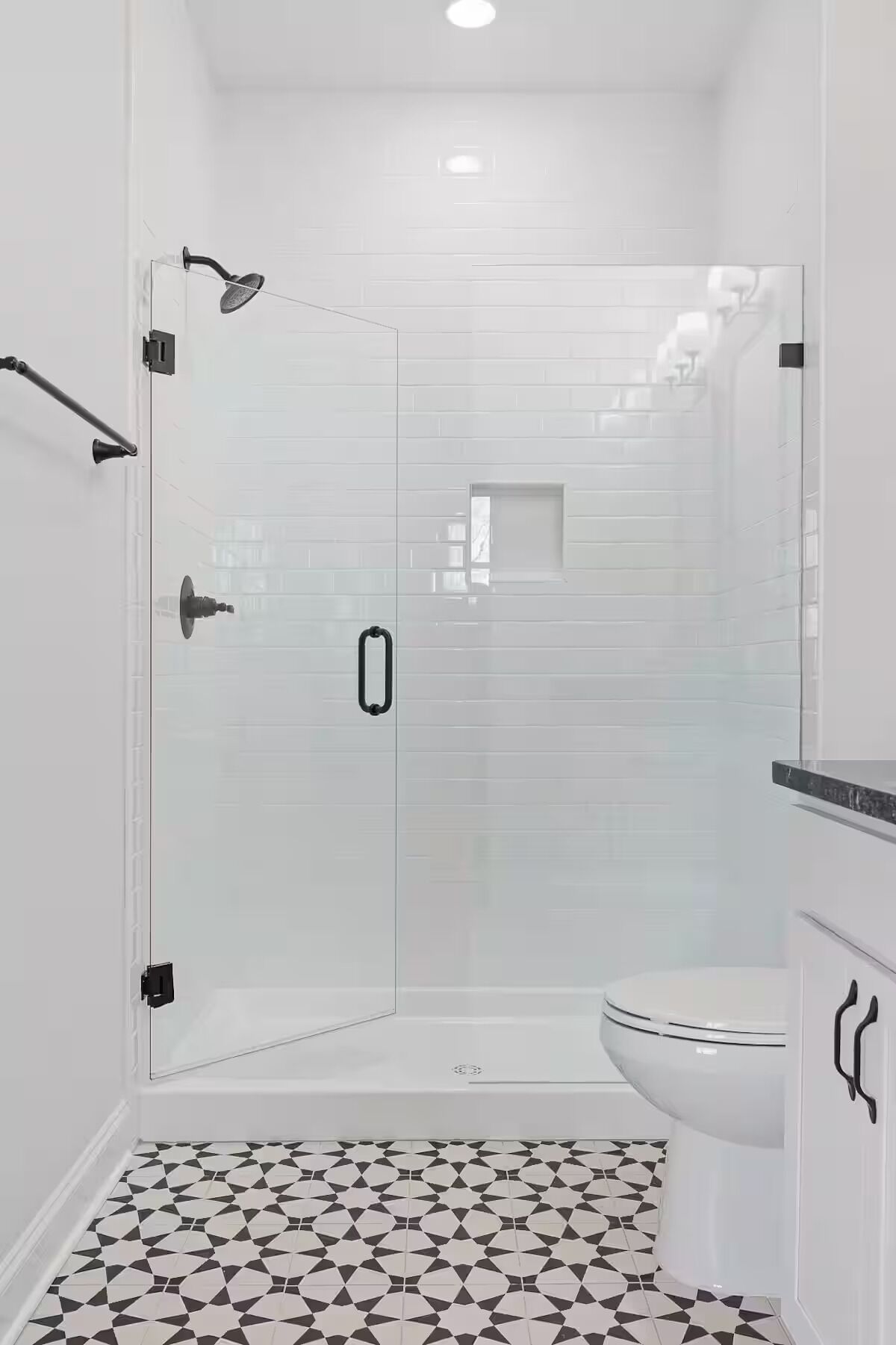 Haartrockner, Bidet, Handtücher, Seife