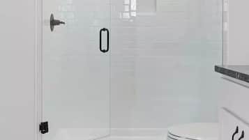 Haartrockner, Bidet, Handtücher, Seife