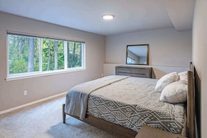 Travel cot, WiFi, bed sheets - Penguin Ridge Estate | Full 4BR Duplex Compound (Girdwood)