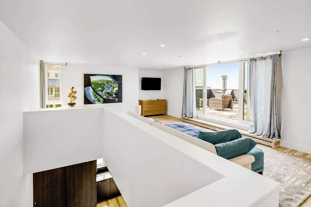 Bootleggers Landing Villa | Luxury Loft | Roof Deck - Alaska