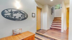Eine Treppe mit Holzdielen und einer Wand mit einer Naturdekoration.