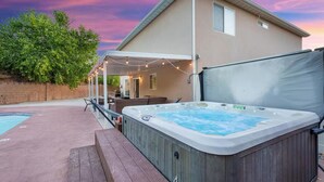 A backyard with a hot tub, outdoor seating, and a swimming pool. - Family Getaway: 4BR, Pool & Spa, – Sleeps 10 (La Verkin)