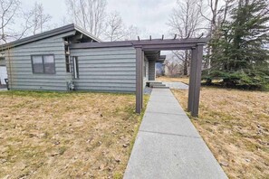 Property grounds - Little Bear Nook | Single-Level Anchorage Home | Patio (Anchorage)