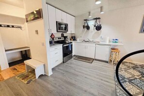 Cafetera y tetera, refrigerador, microondas y horno 