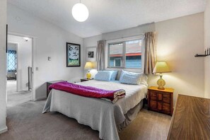 Escritorio, wifi y ropa de cama 