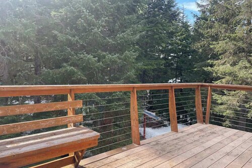 Girdwood Gem | Bright Multi-Level 1BR | Deck