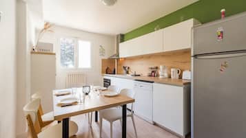 Coffee/tea maker, fridge, oven, dishwasher