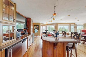 Wasserkocher mit Kaffee-/Teezubehör, Kühlschrank, Mikrowelle, Ofen