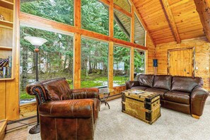 TV, fireplace, DVD player - Alpine Meadows Log Cabin | Timber | Wood Stove (Girdwood)