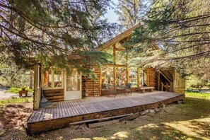 Terrace/patio - Alpine Meadows Log Cabin | Timber | Wood Stove (Girdwood)