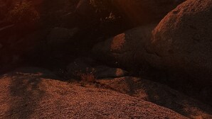 Un capvespre sobre un terreny rocos amb un cel serè.