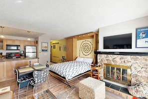 WiFi, bed sheets - Brighton 107 | Walk-to-Lift Studio | Patio (Girdwood)