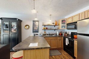 Coffee/tea maker, fridge, microwave, oven - Brighton 107 | Walk-to-Lift Studio | Patio (Girdwood)