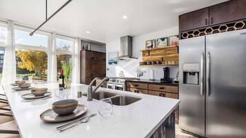 Réfrigérateur, four à micro-ondes, un four, surface de cuisson
