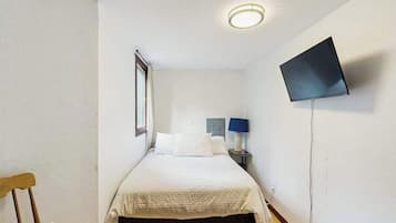Een strijkplank/strijkijzer, wifi, beddengoed