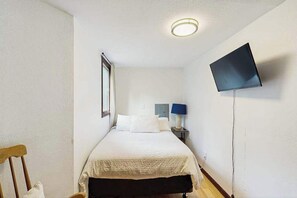 Een strijkplank/strijkijzer, wifi, beddengoed