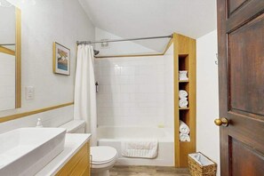 Een douche, een haardroger, handdoeken