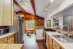 Wasserkocher mit Kaffee-/Teezubehör, Kühlschrank, Mikrowelle, Ofen