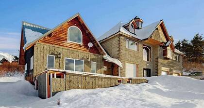 Little Black Bear | Hillside Cottage | City Views