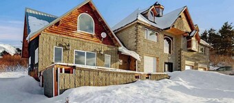 Little Black Bear | Hillside Cottage | City Views