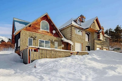 Little Black Bear | Hillside Cottage | City Views