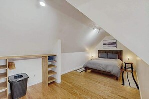 Iron/ironing board, WiFi, bed sheets - Little Black Bear | Hillside Cottage | City Views (Anchorage)
