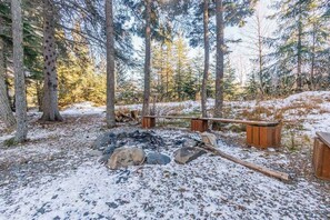 Property grounds - The Monarch Upper Level | Remodeled 6BR | Deck (Girdwood)