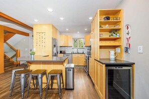 Coffee/tea maker, fridge, microwave, oven - Alyeska Slopeside | 3-Level Ski-In/Out | Tub (Girdwood)