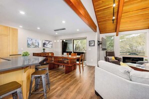 Interior - Alyeska Slopeside | 3-Level Ski-In/Out | Tub (Girdwood)