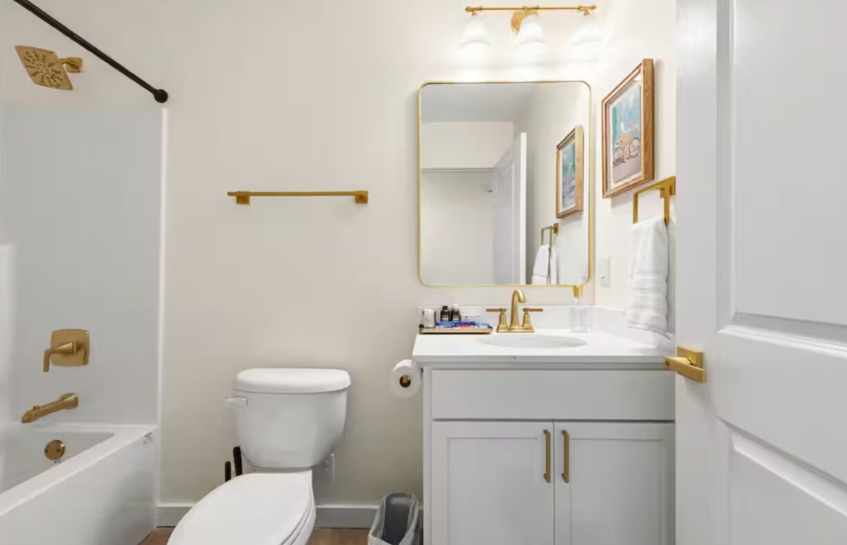 Casa de lujo | Baño | Ducha y bañera combinadas, secador de pelo, toallas y jabón