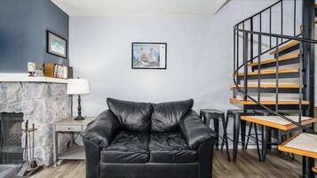 Tv, eldstad och kontor