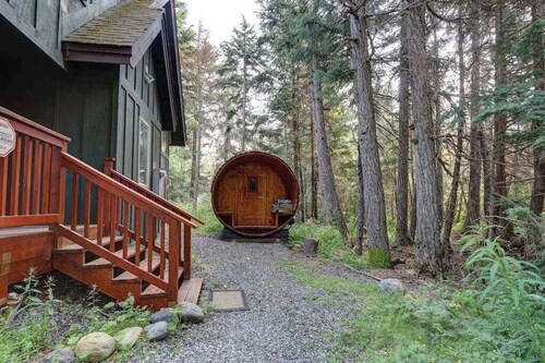 Hanging Glacier Chalet | Group Lodge | Sauna
